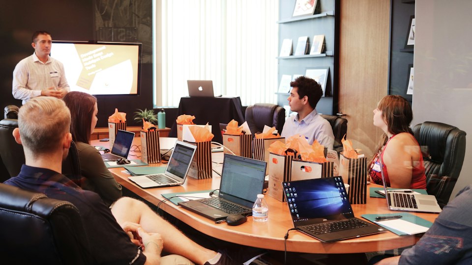 Agentur-Team in einer Präsentation