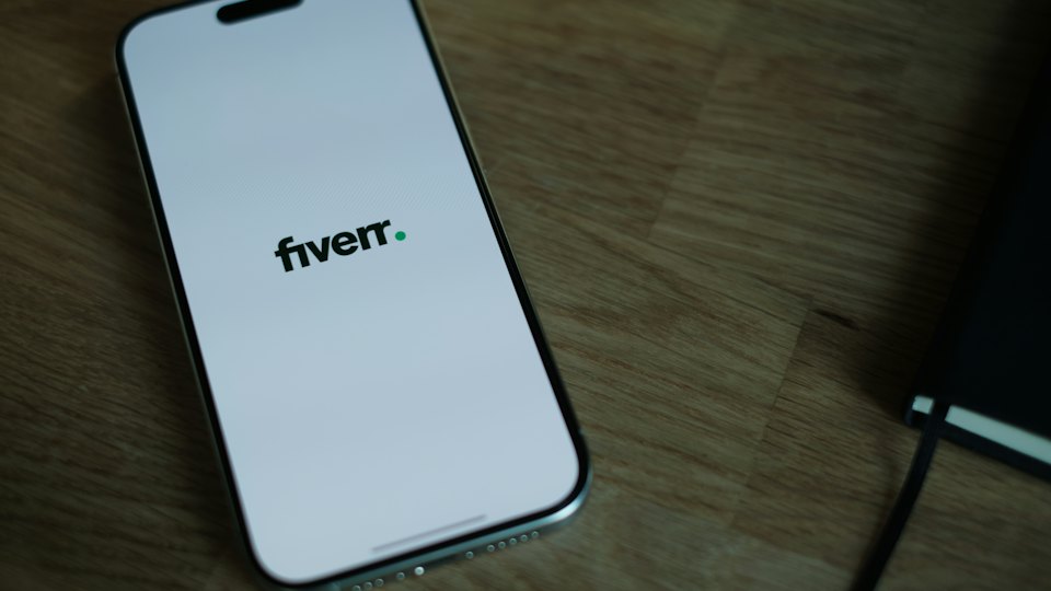 Smartphone mit geöffneter Fiverr-App