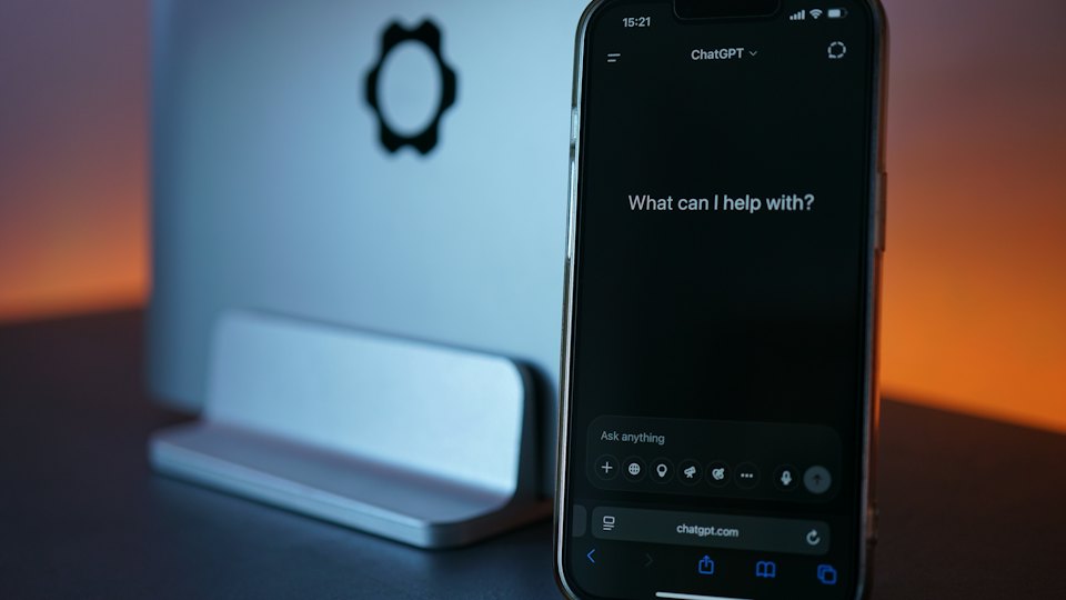 Smartphone mit geöffnetem KI-Chat